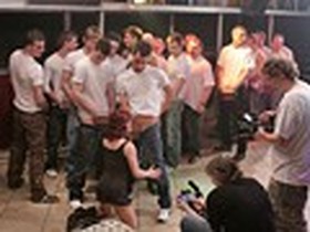 かけてもかけても止まらない 海外ぶっかけ ザ・ザーメンスラム 男50人VS女1人 サンプル動画サムネイル